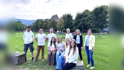 Das Foto zeigt v. l. Peter Kamischke-Funk, Maik Senkpiehl, Christian Hundt, Uta Grote sowie Alicia Dierkes und Jessica Glocke (Bürgerstiftung). Vorne sind zu sehen Evita Kröger, Hannah Beckmann, Laura Kalenberg und Ronja Luber.  (Foto: Projekt Begegnung)