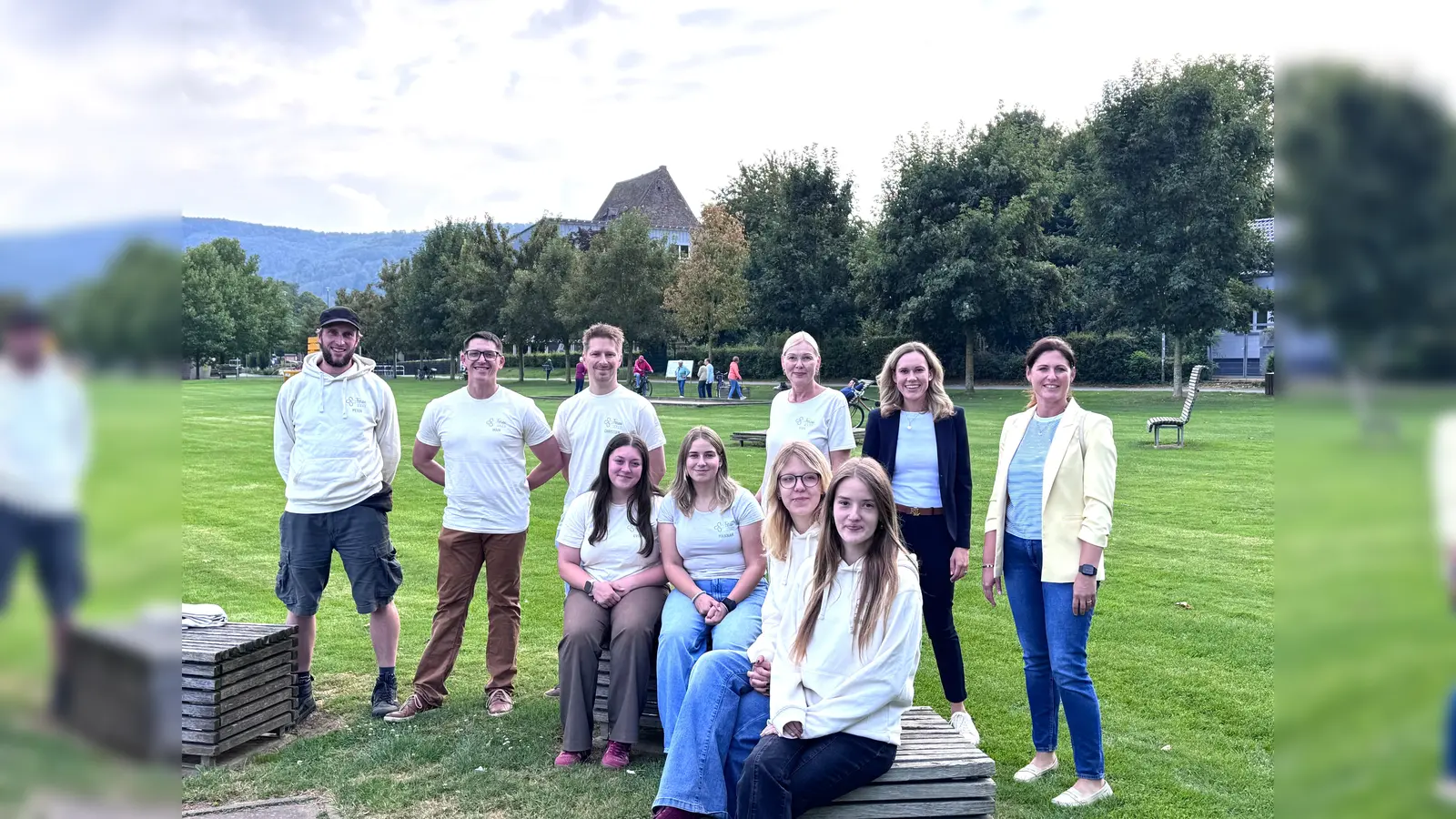 Das Foto zeigt v. l. Peter Kamischke-Funk, Maik Senkpiehl, Christian Hundt, Uta Grote sowie Alicia Dierkes und Jessica Glocke (Bürgerstiftung). Vorne sind zu sehen Evita Kröger, Hannah Beckmann, Laura Kalenberg und Ronja Luber.  (Foto: Projekt Begegnung)