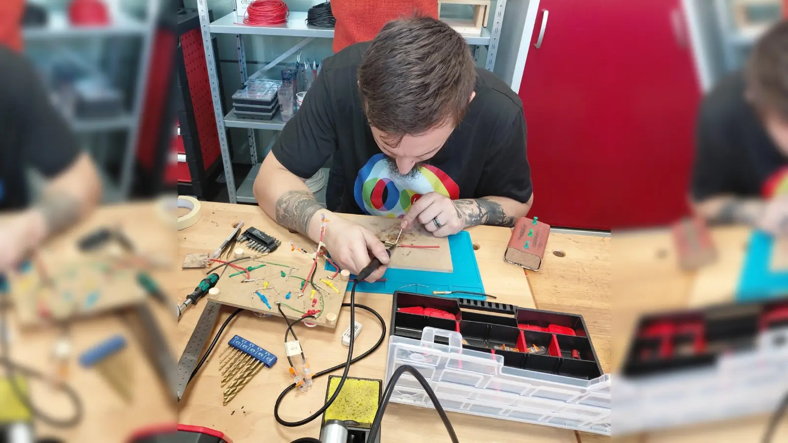 Teilnehmer lötet ein Kabel an eine Lausprecherbuchse. (Foto: KVHS)