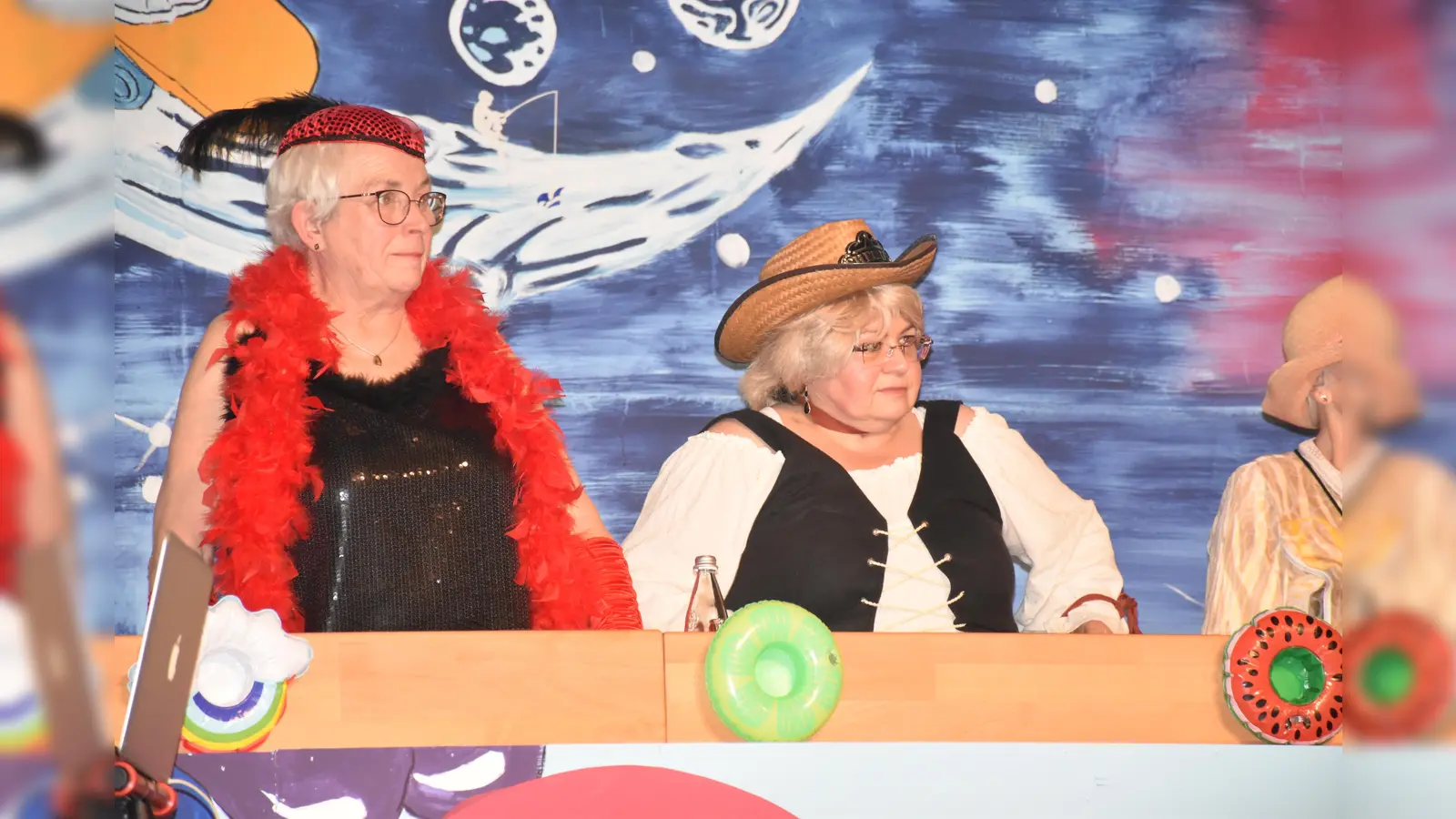 Weibercarneval der Alten Garde ist die große Sause der Frauen aus Beverungen und Lauenförde  (Foto: Barbara Siebrecht)