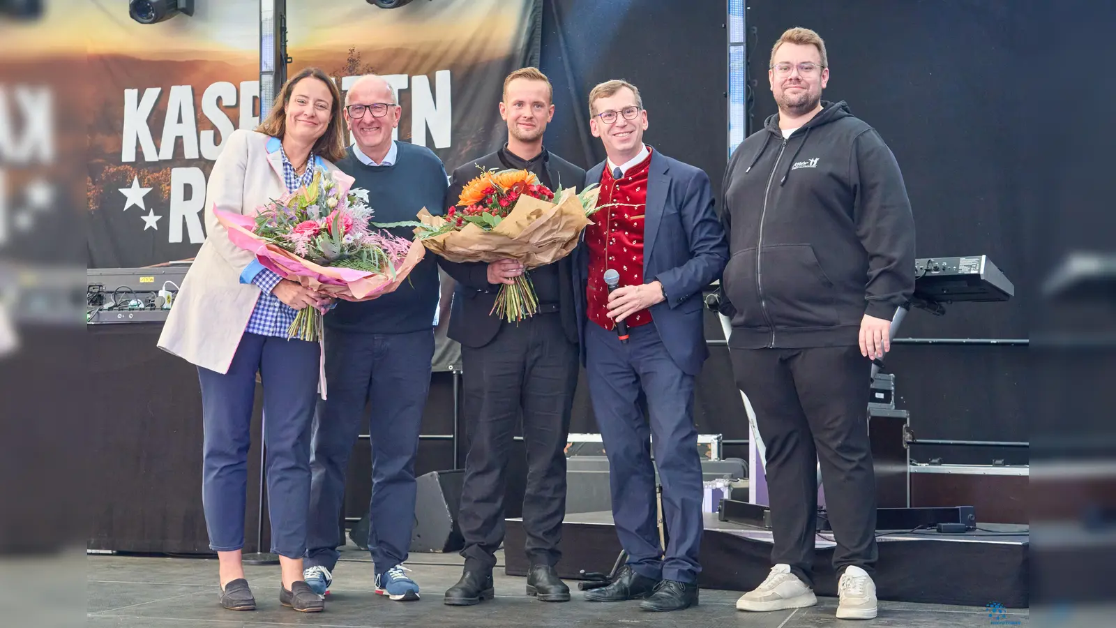 Freuen sich auf eine gelungene Oktoberwoche in der Hansestadt (v.l.): Regierungspräsidentin Anna Katharina Bölling, Festwirt Markus Köster, Silas Köster, Bürgermeister Tobias Scherf und Nils Köster. (Foto: Stefan Bönning)