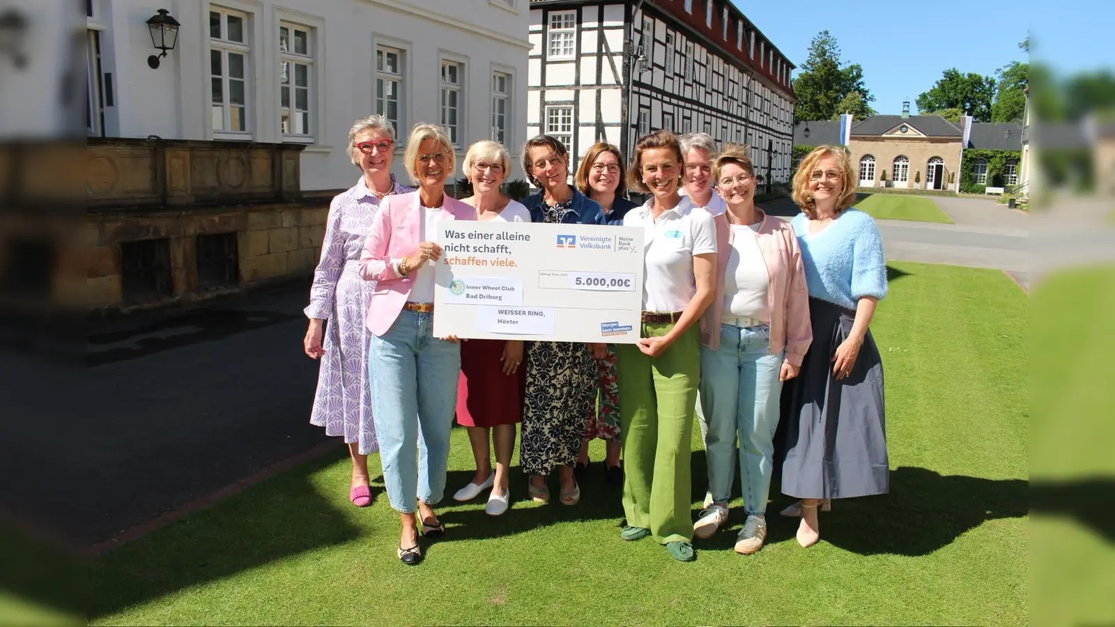 V.l.: Ursula Niewöhner, Ulrike Steinwart (aktuelle Präsidentin Inner Wheel Bad Driburg), Eleonore Horst, Florine Wendenburg, Natalie Schockemöhle, Andrea von Wolff-Metternich (Leiterin der Außenstelle im Kreis Höxter), Tina Potthast, Petra Nolte und Sonja Härtel. (Foto: privat)