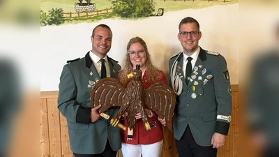Der neue Natinger Schützenkönig Moritz Kuschel (von links) mit seiner Königin Katja Tewes und dem Oberst Tobias Tewes (Foto: St. Meinolf Schützenbruderschaft / privat)