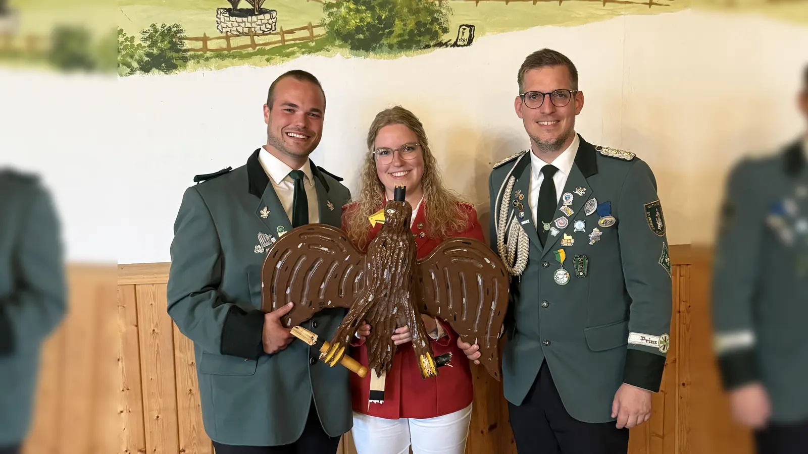 Der neue Natinger Schützenkönig Moritz Kuschel (von links) mit seiner Königin Katja Tewes und dem Oberst Tobias Tewes (Foto: St. Meinolf Schützenbruderschaft / privat)