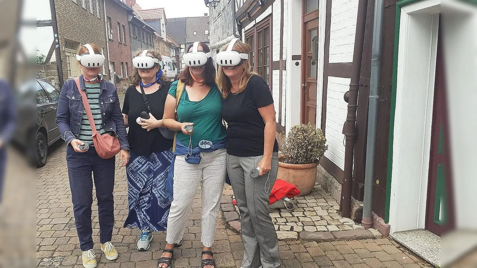Schick unterwegs mit der VR-Brille. (Foto: Touristik-Information Uslar)