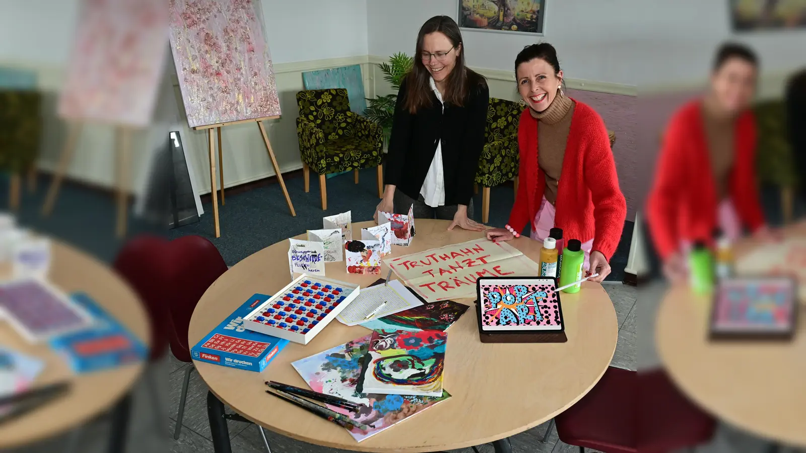 Nina Schiefelbein und Alexandra Willeke freuen sich auf die ersten Angebote. (Foto: Alexander Käberich)