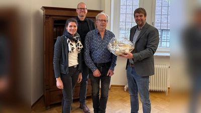 Samtgemeindebürgermeister Rode verabschiedet Rainer Kemna und überreicht ihm ein Präsent als Dank für sein langjähriges Engagement in der Wegepatenschaft. Gleichzeitig heißt er Julia Hansmann als neue Wegepatin herzlich willkommen. (Foto: SVR/TIBodenwerder-Polle)