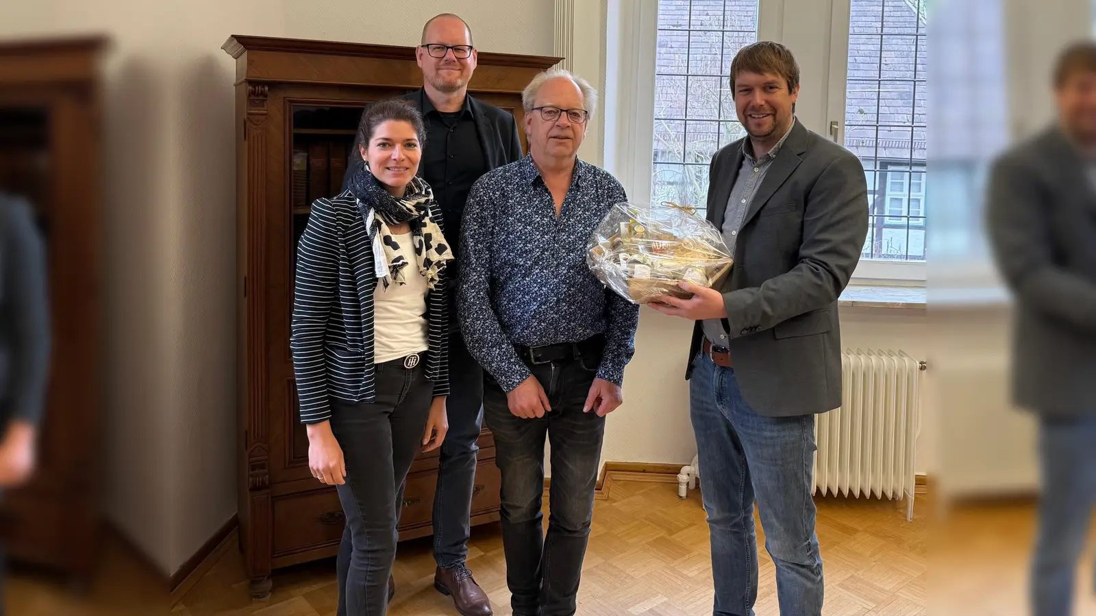 Samtgemeindebürgermeister Rode verabschiedet Rainer Kemna und überreicht ihm ein Präsent als Dank für sein langjähriges Engagement in der Wegepatenschaft. Gleichzeitig heißt er Julia Hansmann als neue Wegepatin herzlich willkommen. (Foto: SVR/TIBodenwerder-Polle)