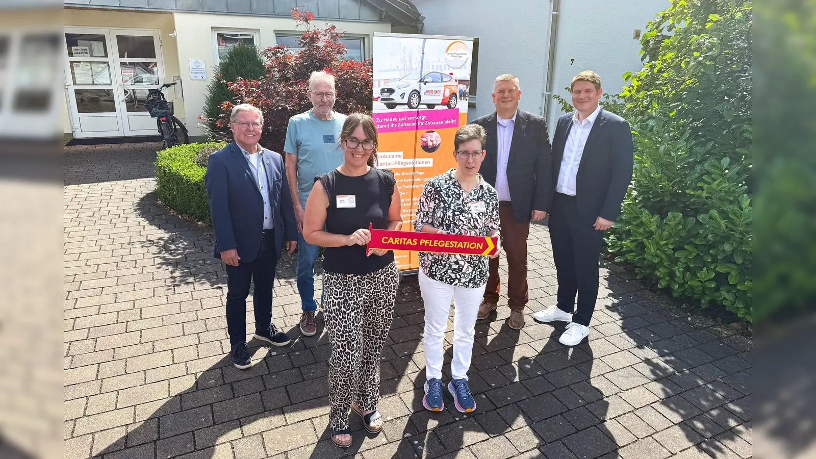 Die Caritas Pflegestation der KHWE bezieht neue Räume im ehemaligen evangelischen Pfarrhaus in Borgentreich. Bei der Einweihung mit dabei (von links): Werner Dürdoth (Ortsvorsteher Borgentreich), Kirchmeister Josef Schrader, Nadine Schmitz, Pflegedienstleitung Stephanie Assauer, Christian Jostes und Bürgermeister Nicolas Aisch. (Foto: KHWE)