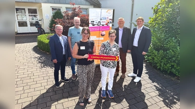 Die Caritas Pflegestation der KHWE bezieht neue Räume im ehemaligen evangelischen Pfarrhaus in Borgentreich. Bei der Einweihung mit dabei (von links): Werner Dürdoth (Ortsvorsteher Borgentreich), Kirchmeister Josef Schrader, Nadine Schmitz, Pflegedienstleitung Stephanie Assauer, Christian Jostes und Bürgermeister Nicolas Aisch. (Foto: KHWE)