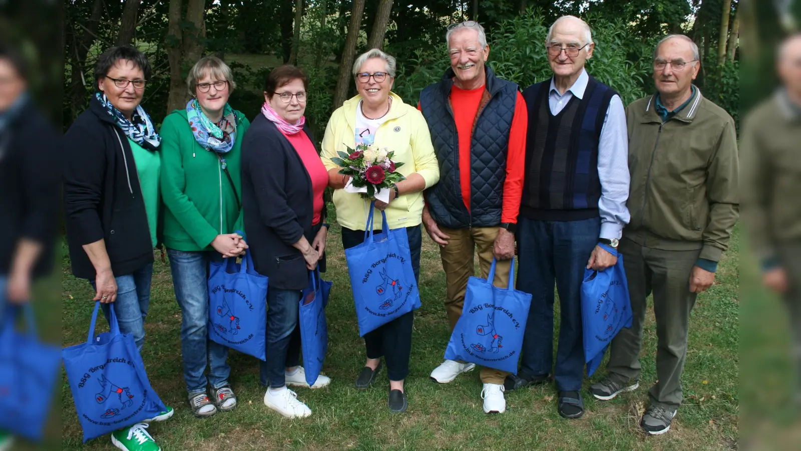 Zu den anwesenden Jubilaren zählten (v.l.) Heike Rose, Helena Rose, Mechthild Göllner (je 10 Jahre), Gisela Lattrich (25 Jahre), Josef Evers und Bernhard Westermann (10 Jahre) sowie Helmut Dierkes (25 Jahre). (Foto: BSG/Gawandtka)
