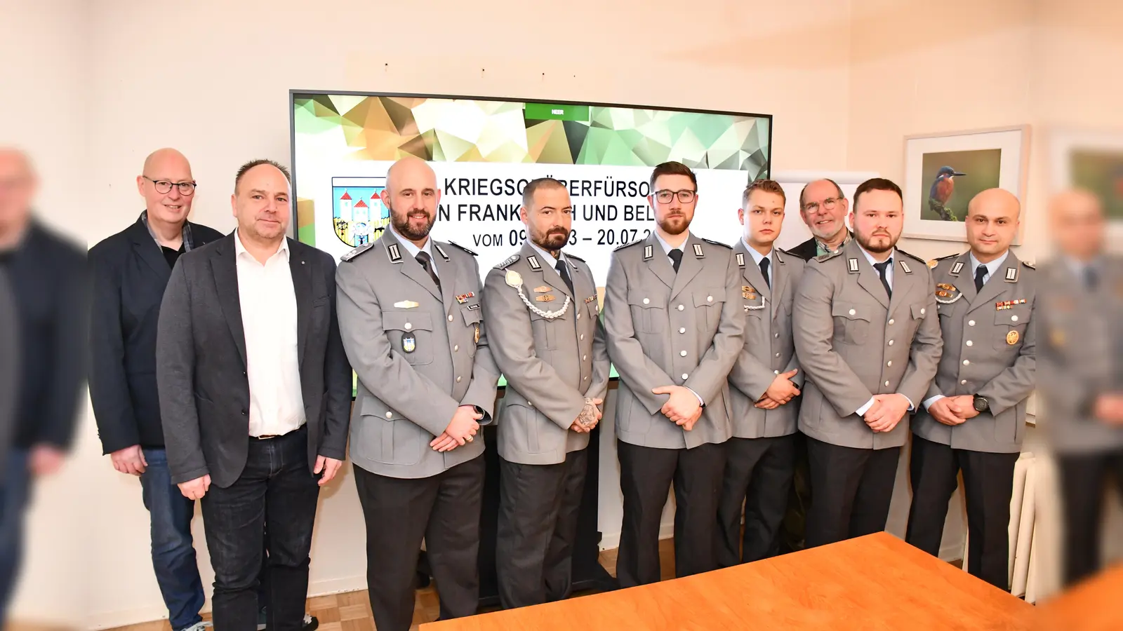 V.l.: Dr. Hilko Linnemann (Kreisgeschäftsführer Volksbund), Landrat Michael Schünemann als Vorsitzender des Volksbundes, Oberstleutnant Florian Marius Balthasar und Oberstleutnant a. D. Rainer Grygiel (Bundeswehrbeauftragter Volksbund Niedersachsen/Bremen, 2.v.r) zusammen mit einigen der Freiwilligen Einsatzkräfte bei der Feierstunde. (Foto: Landkreis Holzminden/Peter Drews)