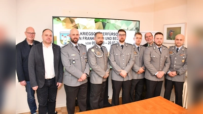 V.l.: Dr. Hilko Linnemann (Kreisgeschäftsführer Volksbund), Landrat Michael Schünemann als Vorsitzender des Volksbundes, Oberstleutnant Florian Marius Balthasar und Oberstleutnant a. D. Rainer Grygiel (Bundeswehrbeauftragter Volksbund Niedersachsen/Bremen, 2.v.r) zusammen mit einigen der Freiwilligen Einsatzkräfte bei der Feierstunde. (Foto: Landkreis Holzminden/Peter Drews)