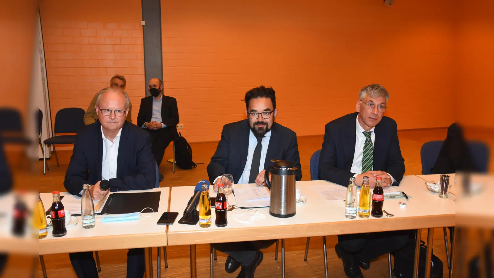 (v.l.) Bürgermeister Hubertus Grimm mit den beiden Staatssekretären Christian Kühn und Stefan Tidow. (Foto: Peter Vössing)
