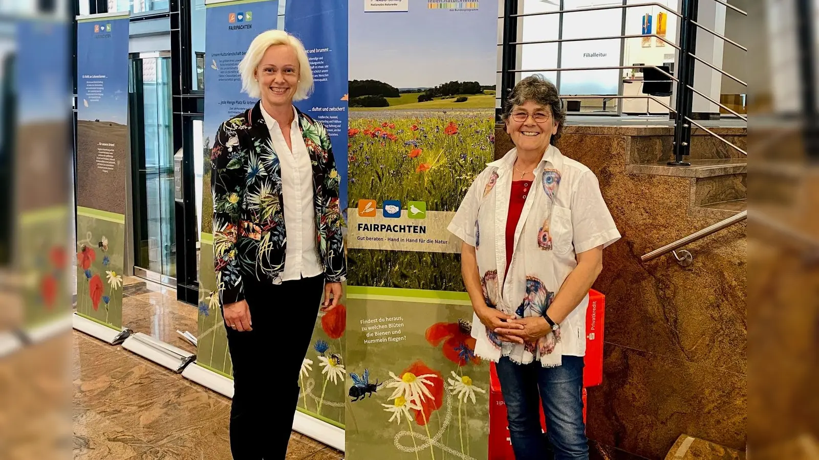 Freuen sich auf viele interessierte Besucherinnen und Besucher (v. l.): Viola Wellsow, Leiterin der Sparkassen-Filiale in Brakel und Marie-Luise Eickmeier-Ehrlich, Mitarbeiterin im Bildungshaus Modexen. (Foto: Sparkasse Brakel)