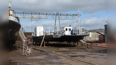 Die Poller Fähre auf dem Trockendock. (Foto: Landkreis Holzminden)