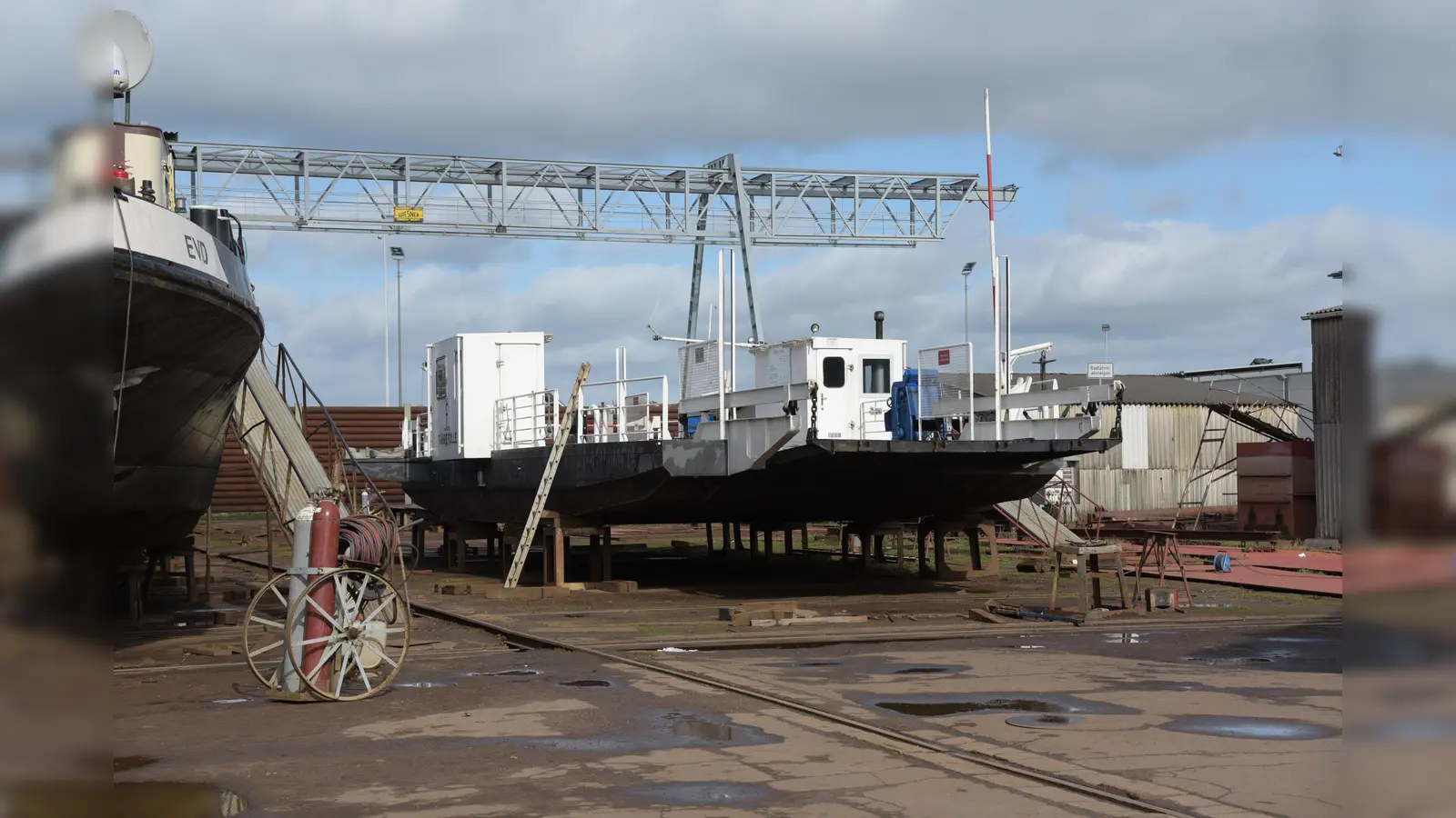 Die Poller Fähre auf dem Trockendock. (Foto: Landkreis Holzminden)