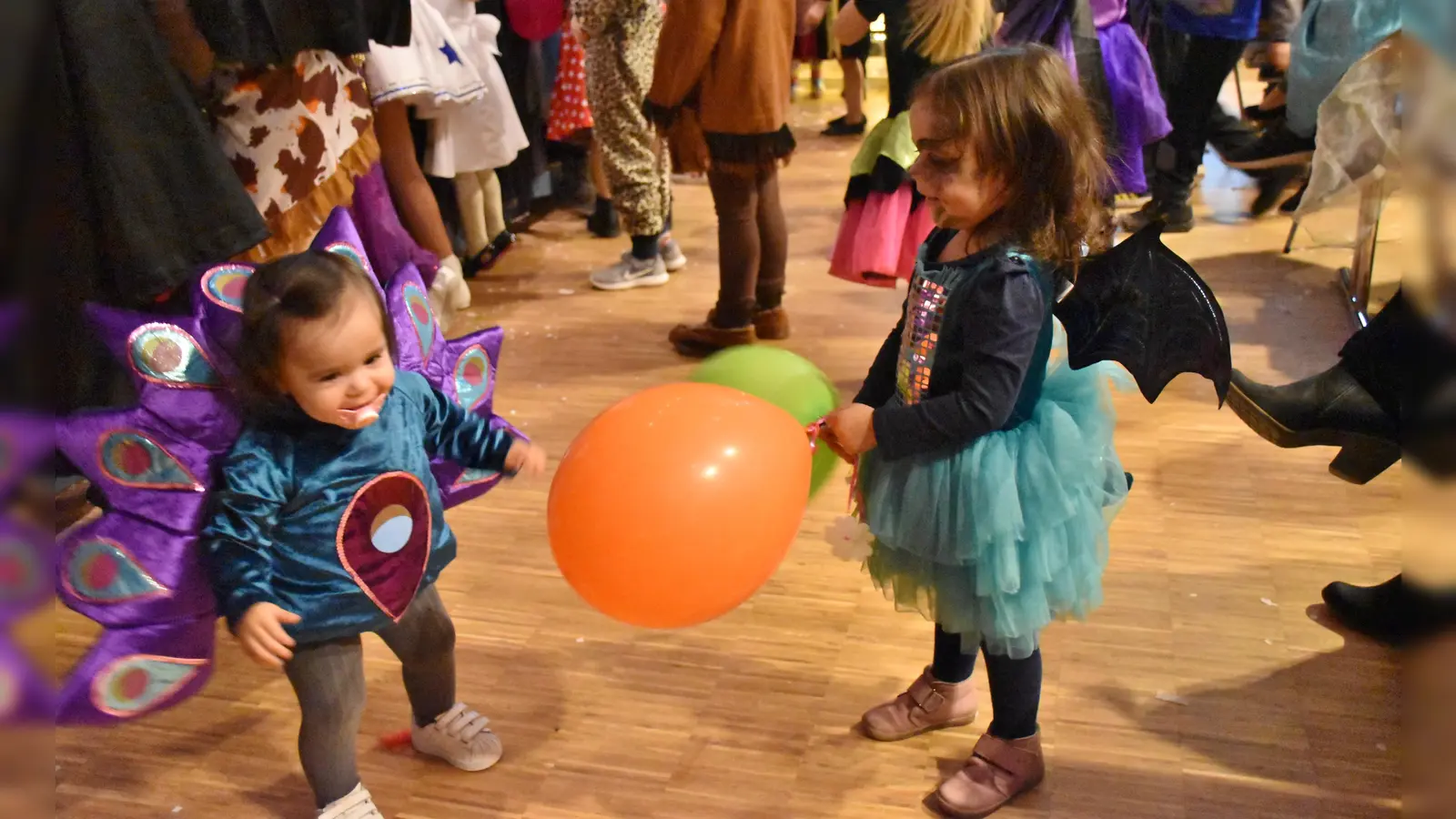 Selbst die Kleinsten sind mit Kostümen ausgestattet und haben Spaß bei der Kinderprunksitzung.  (Foto: Archiv)
