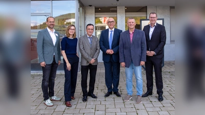 Wechsel an der Spitze der Strahlentherapie am St. Ansgar Krankenhaus in Höxter: Prof. Dr. Mümtaz Köksal (3. v. r.) übernimmt die Leitung der ambulanten und stationären Strahlentherapie von Dr. Stephan Christoph (3. v. l.), der die Strahlentherapie 16 Jahre lang geleitetet hat. Mit dabei sind (von links) Simon Schmale (Leiter Geschäftsbereich Krankenhaus und Geschäftsführer MVZ Weser-Egge), Juliane Gierke (Standortleitung St. Ansgar Krankenhaus in Höxter), KHWE-Geschäftsführer Christian Jostes und Verwaltungsratsvorsitzender Marcel Giefers. (Foto: KHWE)