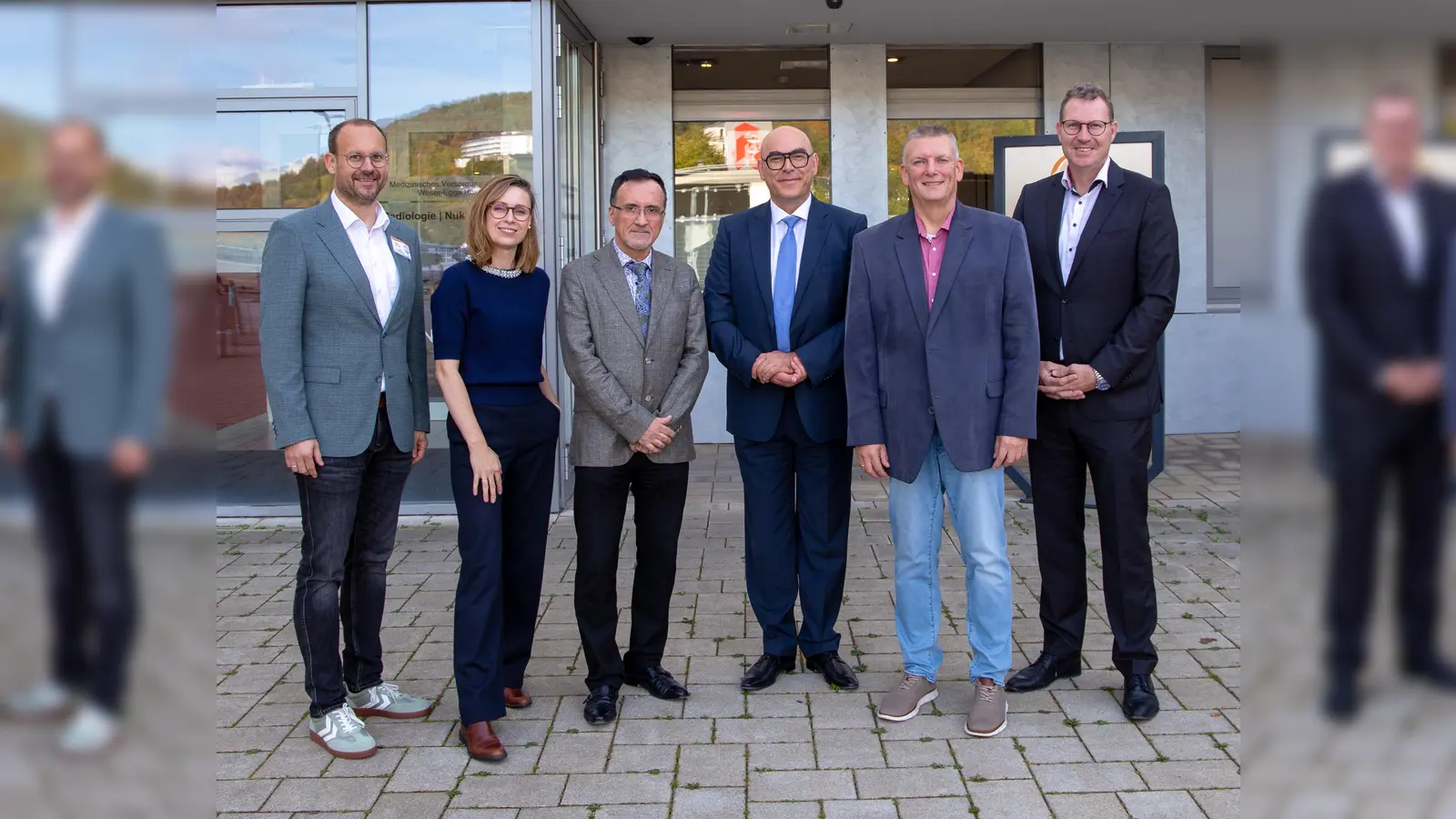 Wechsel an der Spitze der Strahlentherapie am St. Ansgar Krankenhaus in Höxter: Prof. Dr. Mümtaz Köksal (3. v. r.) übernimmt die Leitung der ambulanten und stationären Strahlentherapie von Dr. Stephan Christoph (3. v. l.), der die Strahlentherapie 16 Jahre lang geleitetet hat. Mit dabei sind (von links) Simon Schmale (Leiter Geschäftsbereich Krankenhaus und Geschäftsführer MVZ Weser-Egge), Juliane Gierke (Standortleitung St. Ansgar Krankenhaus in Höxter), KHWE-Geschäftsführer Christian Jostes und Verwaltungsratsvorsitzender Marcel Giefers. (Foto: KHWE)