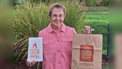 Susanne Krömeke vom Vorbereitungsteam präsentiert die Spenden- und die Lichttüte. (Foto: privat)