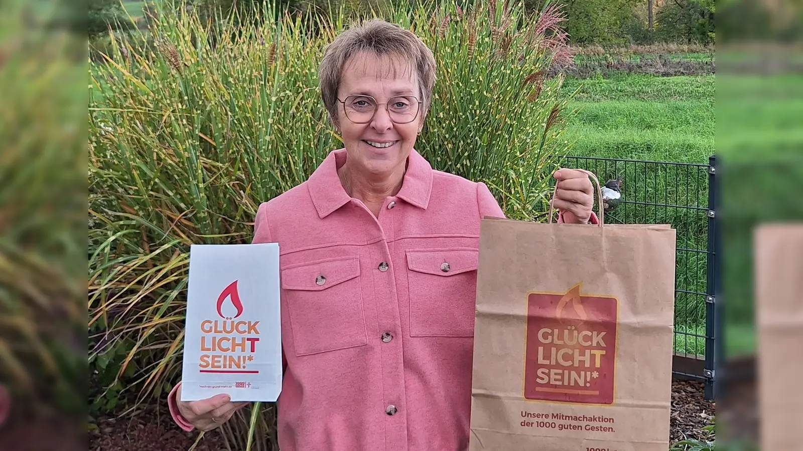 Susanne Krömeke vom Vorbereitungsteam präsentiert die Spenden- und die Lichttüte. (Foto: privat)