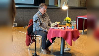 Autor Wolfgang Korn sprach in der Aula des Gymnasiums.  (Foto: Kristina Horstmann)