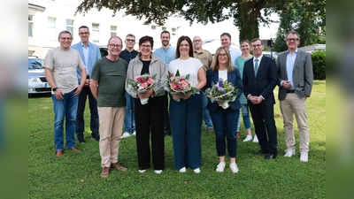 Gemeinsam gratulierten sie den Jubilarinnen und Jubilaren zu ihren langjährigen Dienstjubiläen und dankten ihnen für ihren Einsatz: Hinten von links: Martin Höster (stellvertretend für den Technischen Leiter Albrecht Schaeffer, Bereich Kläranlage), Erster Beigeordneter Andreas Niggemeyer, Rüdiger Wiemers (Leiter Fachbereich I – Zentraler Service), Sebastian Hoppe (Personalratsvorsitzender der Hansestadt Warburg), Olaf Krane (Leiter Fachbereich III – Bildung, Sport und Kultur), Christina Zielinski (Leiterin Fachbereich IV – Ordnung und Soziales), Bürgermeister Tobias Scherf und Leander Sasse (Geschäftsführer der Stadtwerke Warburg).<br>Vorne von links die Jubilare: Hubertus Menne, Sabine Laudage, Sonja Ehle und Susanne Koch. (Foto: Stadt Warburg)