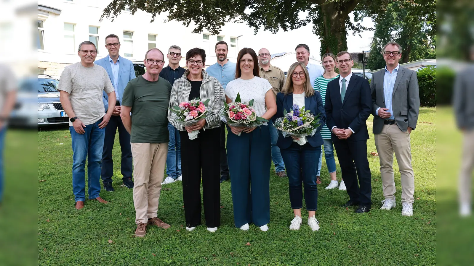 Gemeinsam gratulierten sie den Jubilarinnen und Jubilaren zu ihren langjährigen Dienstjubiläen und dankten ihnen für ihren Einsatz: Hinten von links: Martin Höster (stellvertretend für den Technischen Leiter Albrecht Schaeffer, Bereich Kläranlage), Erster Beigeordneter Andreas Niggemeyer, Rüdiger Wiemers (Leiter Fachbereich I – Zentraler Service), Sebastian Hoppe (Personalratsvorsitzender der Hansestadt Warburg), Olaf Krane (Leiter Fachbereich III – Bildung, Sport und Kultur), Christina Zielinski (Leiterin Fachbereich IV – Ordnung und Soziales), Bürgermeister Tobias Scherf und Leander Sasse (Geschäftsführer der Stadtwerke Warburg).<br>Vorne von links die Jubilare: Hubertus Menne, Sabine Laudage, Sonja Ehle und Susanne Koch. (Foto: Stadt Warburg)