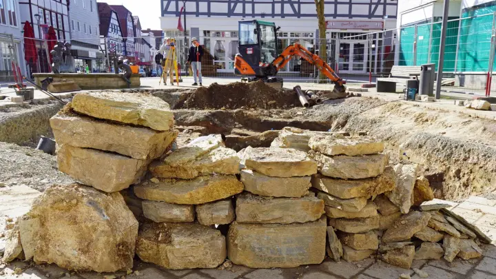 Archäologische Fundstücke auf dem Marktplatz. (Foto: Stadt Brakel)
