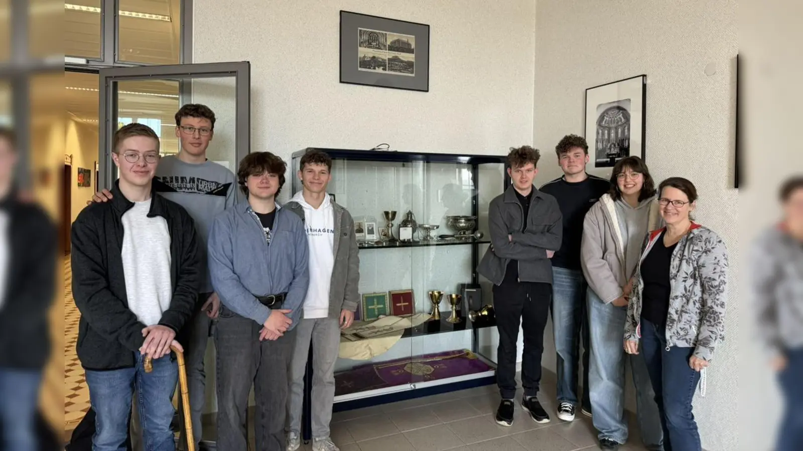 Herzlich lädt die Schulgeschichts-AG unter Leitung von Yvonne Ringleb (rechts) zum Besuch der kleinen Ausstellung vor der Kirche ein. (Foto: Gymnasium St. Xaver / privat)