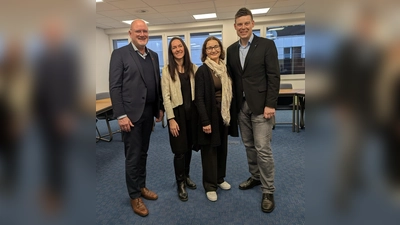 V.l.: Johannes Schlütz (Bürgermeister Stadt Nieheim und Vorsitzender der Verbandsversammlung), Janine Brigant-Loke (VHS-Leiterin), Dimitra Vovoli (stellvertretende VHS-Leiterin), Michael Scholle (Beigeordneter Stadt Bad Driburg und Verbandsvorsteher des VHS-Zweckverbandes). (Foto: privat)