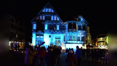 Die Dechanei erstrahlt eisig blau. (Foto: Marc Otto)