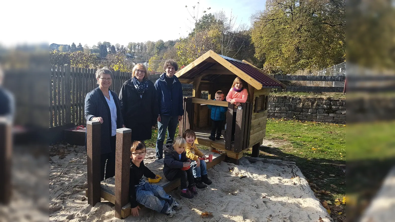 Timo, Marleen, Johannes, Mika und Sofia freuen sich mit U. Fischer(Leitung), A. Schäfer(Förderkreis), und D. Fricke(Träger)über den neuen Spielbereich. (Foto: Foto: Ev. Kirche Helmarshausen)