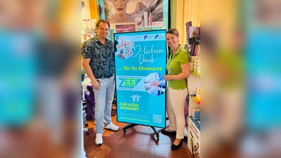 Katharina Koplin von der Sonnen-Apotheke in Bevern und Willhelm Wittkopp vom Aktionsteam-Ehrenamt des ZEE. (Foto: ZEE)