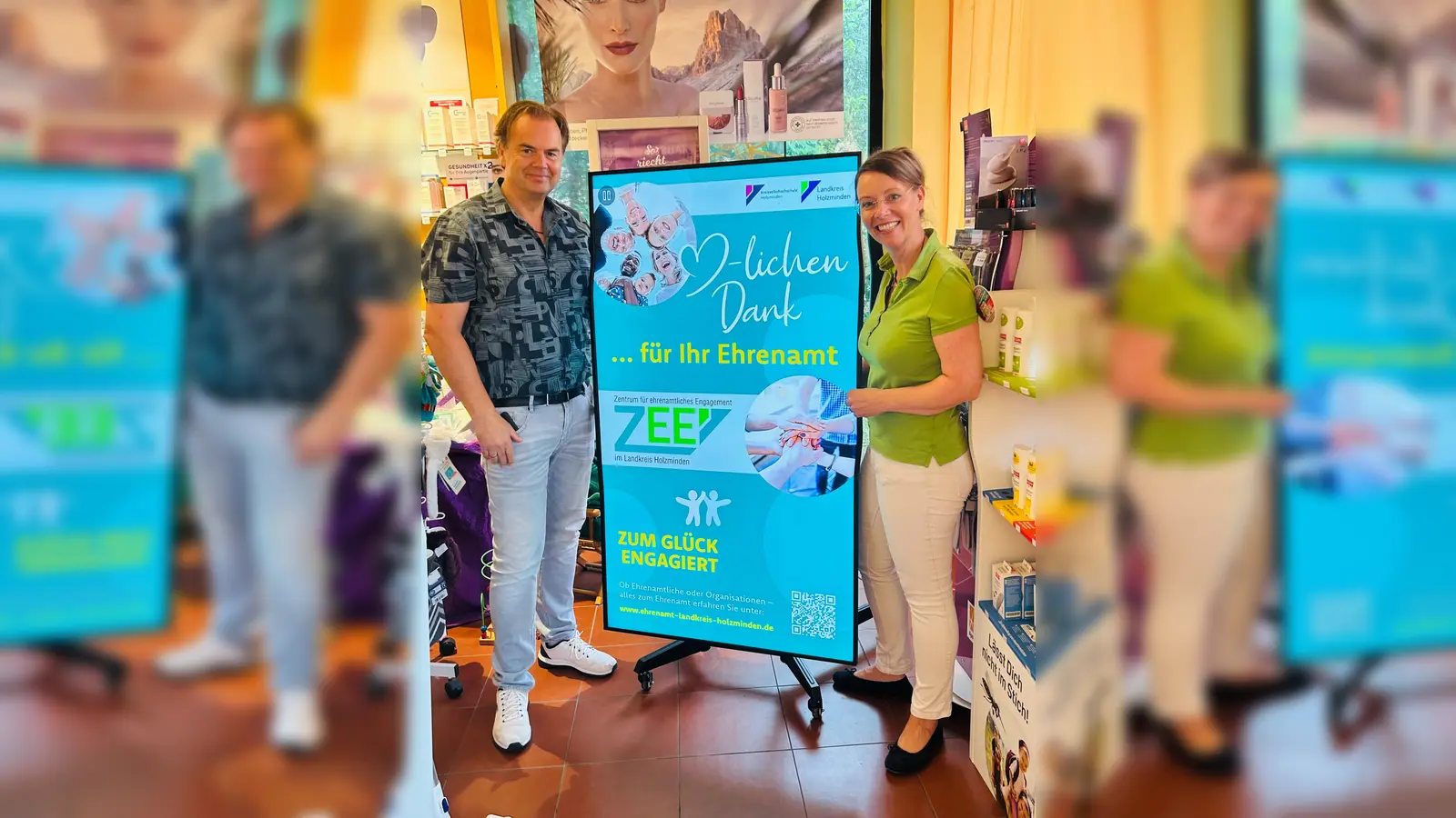 Katharina Koplin von der Sonnen-Apotheke in Bevern und Willhelm Wittkopp vom Aktionsteam-Ehrenamt des ZEE. (Foto: ZEE)