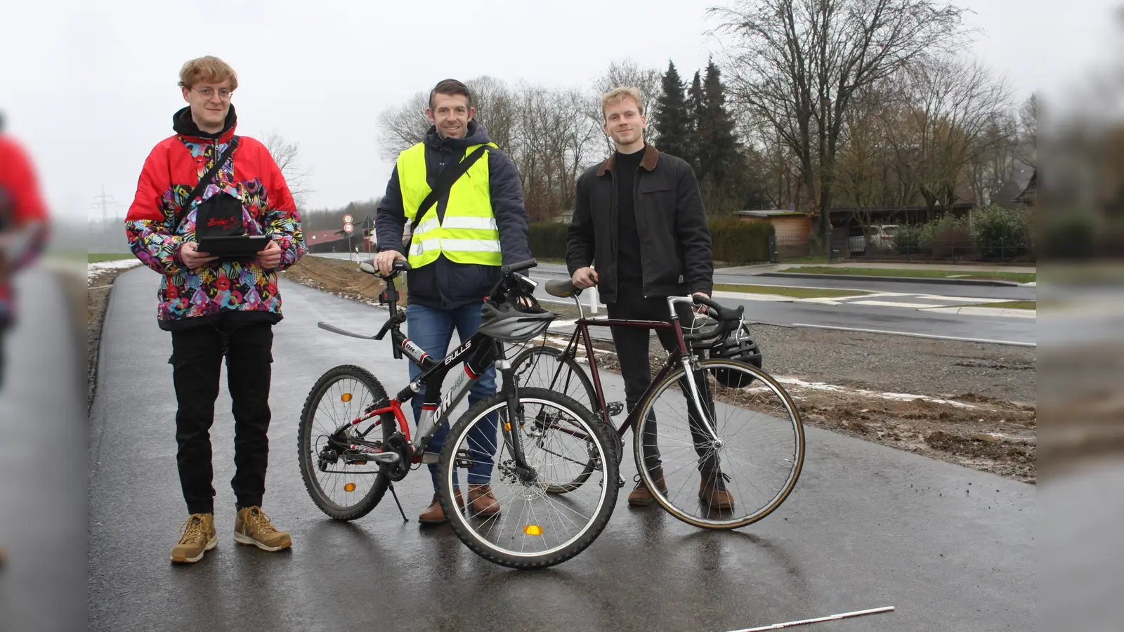 Oliver Henneke, Projektverantwortlicher beim Kreis Höxter (Mitte), sowie die beiden „Radweg-Tester“ Sören Leichsenring (links) und Jonas Erb vom Kasseler Planungsbüro „COOPERATIVE Infrastruktur und Umwelt“ sind hier auf dem neuen Radweg zwischen Albaxen und Bödexen auf der L 946 unterwegs. Das zu prüfende Straßen- und Wegenetz im Kreis Höxter skizziert ein Netz mit einer Länge von insgesamt etwa 800 Kilometern. (Foto: Kreis Höxter)