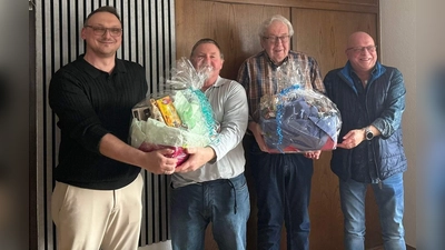 Verabschiedung aus dem Vorstand (v. l.): Marcel Arens (1. Vorsitzender), Helmut Marx, Gerhard Schwiete und Torsten Sander (2. Vorsitzender).<br> (Foto: Spielmannszug Lüchtringen)