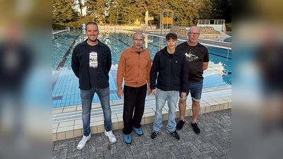 Das Driburger Bäder-Team: (vlnr.) Bäder-Fachangestellter René Böddeker, Schwimmmeister Lutz Egeling, Azubi Marvin Flemming u. Schwimmmeister Christoph Böddeker vor der 50-Bahn der Driburger Bäderanlage. (Foto: privat)