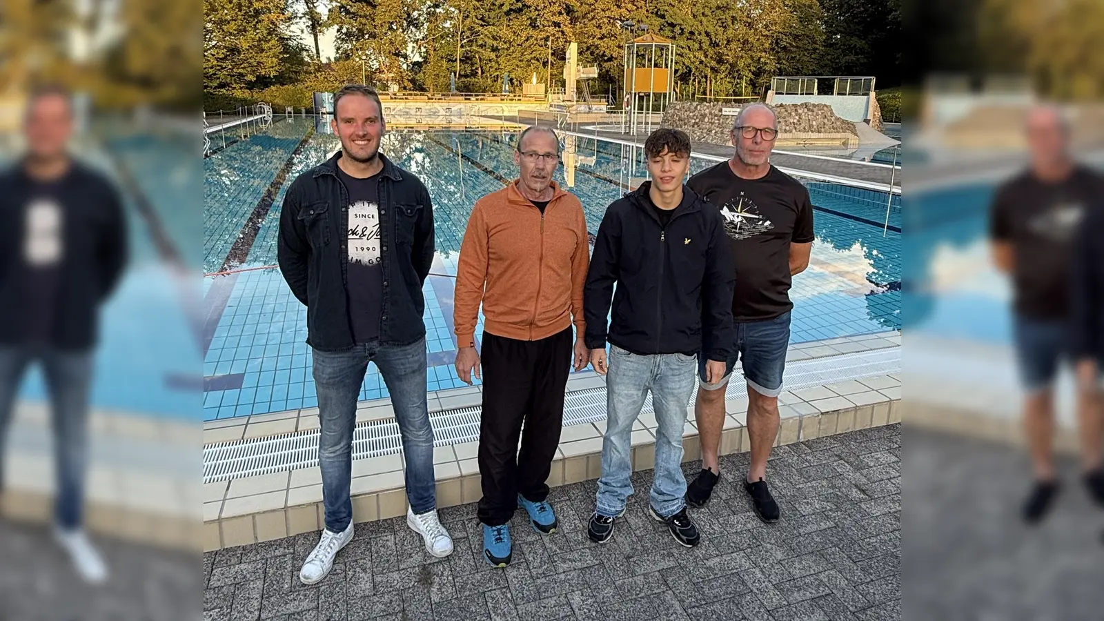 Das Driburger Bäder-Team: (vlnr.) Bäder-Fachangestellter René Böddeker, Schwimmmeister Lutz Egeling, Azubi Marvin Flemming u. Schwimmmeister Christoph Böddeker vor der 50-Bahn der Driburger Bäderanlage. (Foto: privat)