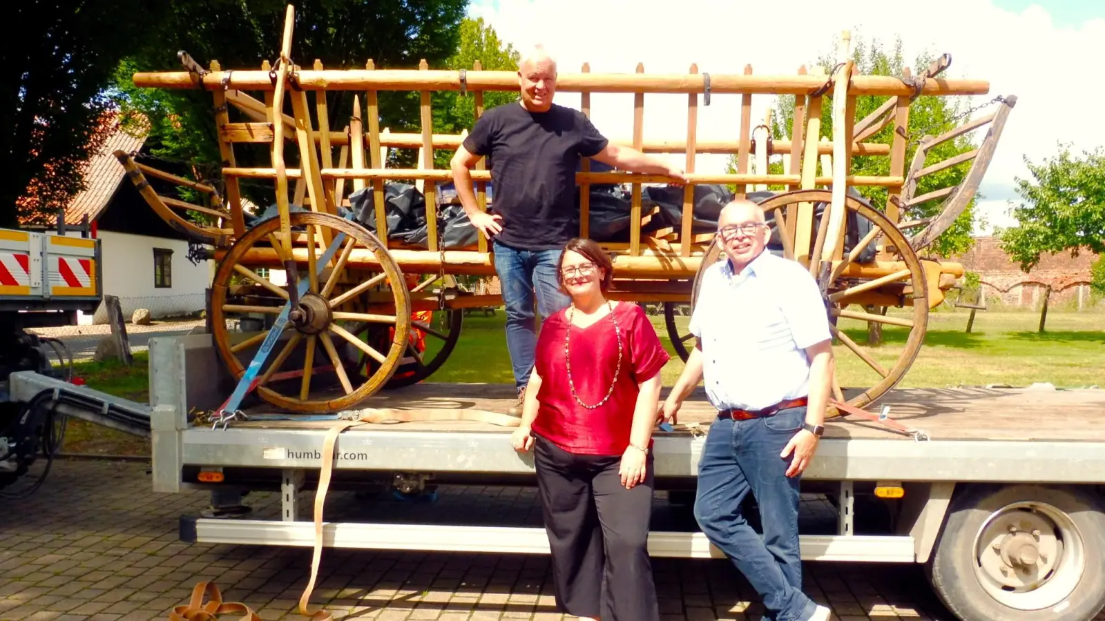 Ein historischer Glashändlerwagen wird nach Bad Driburg zurückgeführt. (v.l.) Eelco Brouwer, Dr. Carolin Krämer und Josef Reckers bei der Übergabe. (Foto: Michael Gäde/Glasmuseum)