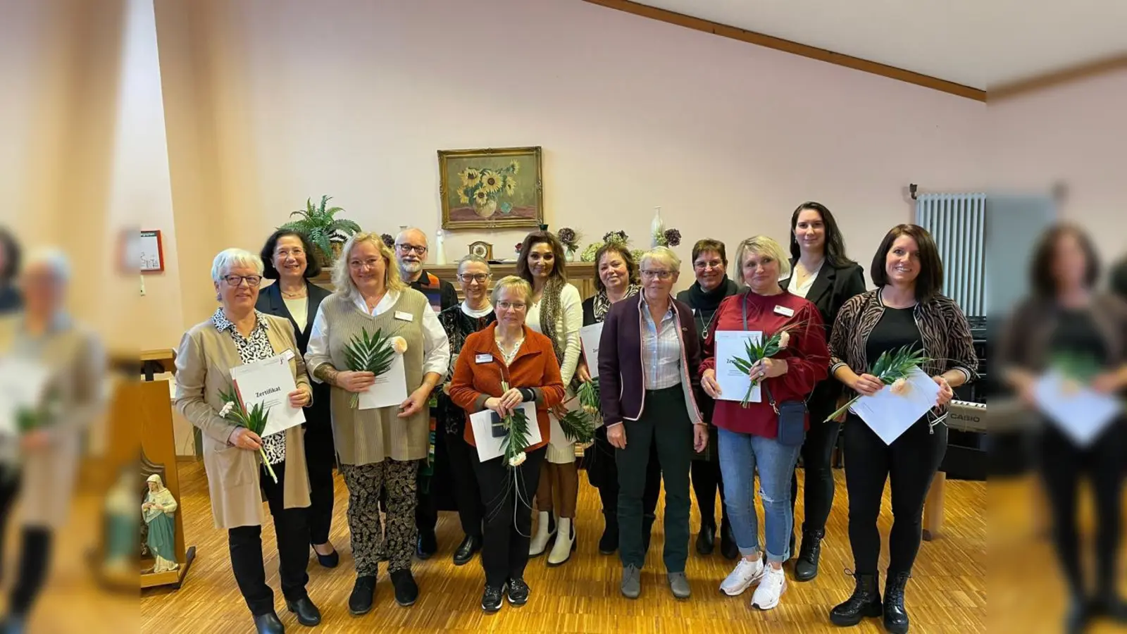 V.l.: Marianne Bost; Elisabeth Klennert (regionale Geschäftsleiterin); Melanie Schandelle; Stefan Berk (Leiter der Hospizarbeit); Doris Ertlmeier; Theresia Multhaup; Ana Kunst; Marina Isaak; Ulrike Marx; Marlies Kornhoff (Co- Leitung); Tatjana Titow; Ramona Schwertges (Hospizkoordinatorin und Kursleitung); Marion Tegtmeyer; es fehlen: Hans-Peter Dassel; Ursula Müller und Julia Wennrich. (Foto: Ev. Johanneswerk)
