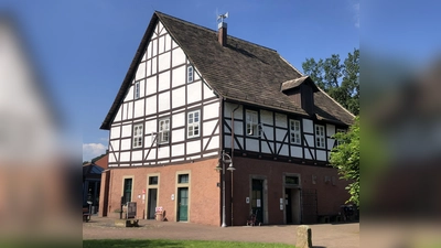 Das Brennereihaus aus dem Jahr 1720 wurde von Münchhausens Vater erbaut von Münchhausens Vater. Heute befindet sich in der ehemaligen Gutsbrennerei ein teil der Verwaltung sowie die Tourist-Information der Samtgemeinde Bodenwerder-Polle (Foto: Samtgemeinde Bodenwerder-Polle/Sophie Ruppert, Münchhausenplatz 1, 37619 Bodenwerder, 05533/405-41, info@muenchhausenland.de)
