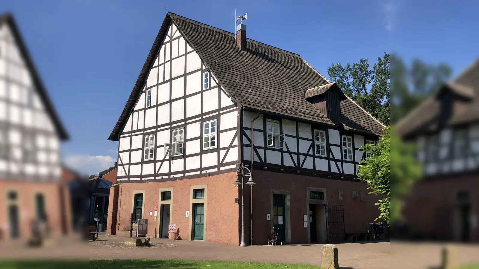 Das Brennereihaus aus dem Jahr 1720 wurde von Münchhausens Vater erbaut von Münchhausens Vater. Heute befindet sich in der ehemaligen Gutsbrennerei ein teil der Verwaltung sowie die Tourist-Information der Samtgemeinde Bodenwerder-Polle (Foto: Samtgemeinde Bodenwerder-Polle/Sophie Ruppert, Münchhausenplatz 1, 37619 Bodenwerder, 05533/405-41, info@muenchhausenland.de)