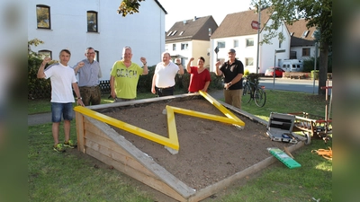 Gut sichtbar an der Kreuzung Würgasser Straße/Bahnhofstraße ist das gelbe „W“ jetzt von Ratsmitgliedern montiert worden. Dabei waren (von links): Gerd Henke, Konrad Renner, Werner Tyrasa, Peter Siebert, Daniela Wichmann und Klaus Rickmeier. (Foto: Flecken Lauenförde)