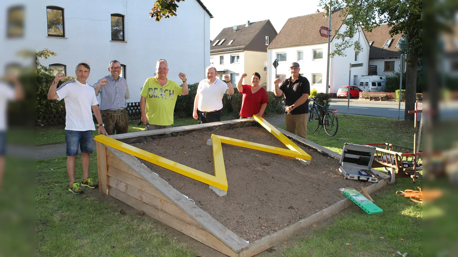 Gut sichtbar an der Kreuzung Würgasser Straße/Bahnhofstraße ist das gelbe „W“ jetzt von Ratsmitgliedern montiert worden. Dabei waren (von links): Gerd Henke, Konrad Renner, Werner Tyrasa, Peter Siebert, Daniela Wichmann und Klaus Rickmeier. (Foto: Flecken Lauenförde)