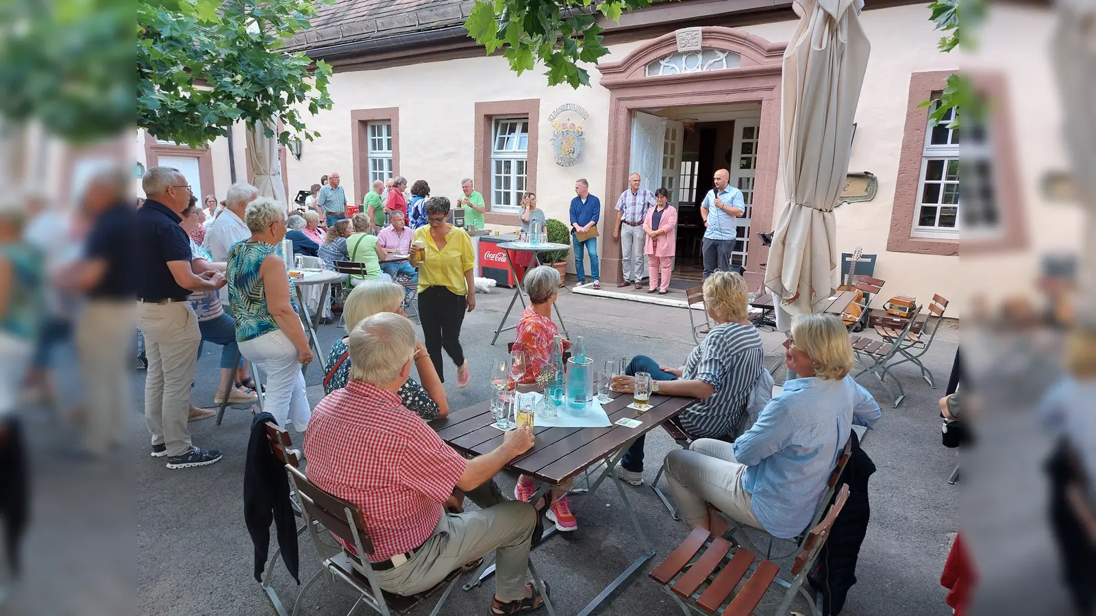 In der Schlossgastronomie Corvey sind die Elferinnen und Elfer zusammengekommen. Der <br>Förderverein und die Durchführungsgesellschaft haben sich mit einem Fest bei den Ehrenamtlichen für <br>ihr Engagement bedankt.  (Foto: privat)