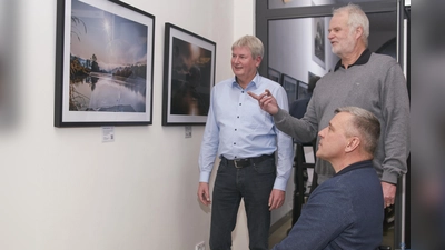Im Gespräch über die faszinierenden Landschaftsbilder (v.l.): Peter Nissen, Jürgen Willand und Christian Thiel (sitzend). (Foto: Stefan Bönning)