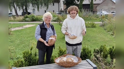 Martina Klingenberg und Justin Koss im Stahler Generationengarten. (Foto: privat)