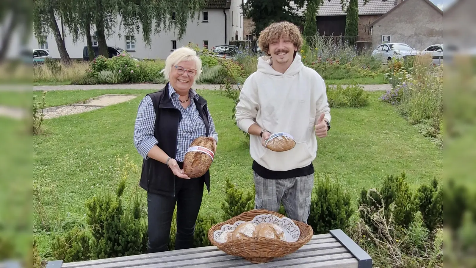 Martina Klingenberg und Justin Koss im Stahler Generationengarten. (Foto: privat)